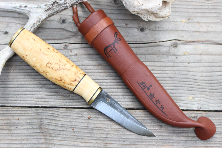 Cán dao được làm từ gỗ Poplar